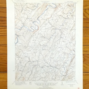 Puede incluir: Un mapa topográfico vintage del área de Scott Branch Mountain en Virginia Occidental. El mapa muestra la ubicación de ríos, arroyos, carreteras y otras características. El mapa está impreso en papel y tiene un borde marrón.