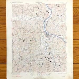 Puede incluir: Un mapa topográfico vintage del Servicio Geológico de los Estados Unidos (USGS) que muestra el área alrededor de la ciudad de Pittsburgh, Pensilvania. El mapa está impreso en papel y tiene una escala de 1:24,000. El mapa muestra la topografía del área, incluidos ríos, carreteras y edificios. El mapa también muestra la ubicación de varias características, como parques, cementerios y escuelas.