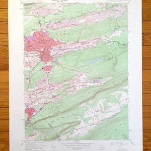 Puede incluir: Un mapa topográfico vintage del Cuadrángulo de Hazleton en Pensilvania. El mapa muestra el área alrededor de Hazleton, Pensilvania, incluidas las ciudades de Hazle, Foster, Kline y Packer. El mapa está impreso en tinta negra, verde y roja sobre papel blanco. El mapa está fechado en 1957.