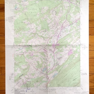 Puede incluir: Un mapa topográfico vintage del área alrededor de Hamilton, Pensilvania. El mapa muestra carreteras, ríos y curvas de nivel. El mapa está impreso en un fondo blanco con líneas verdes y marrones. El mapa está titulado "Hamilton Quadrangle" y está fechado en 1954.