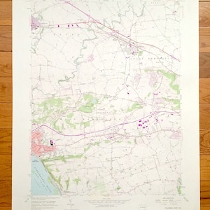Peut inclure: Une carte vintage de la région de Columbia East, PA, montrant les routes, les rivières et les villes. La carte est imprimée sur du papier blanc avec des lignes noires et du texte. La carte est intitulée "Columbia East, PA" et date de 1948.