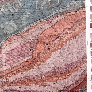 Puede incluir: Un mapa geol&oacute;gico de los Montes Apalaches en Tennessee, que muestra las diferentes formaciones rocosas y sus edades. El mapa est&aacute; codificado por colores, con diferentes colores que representan diferentes tipos de rocas. El mapa tambi&eacute;n incluye los nombres de las diferentes formaciones y sus edades.