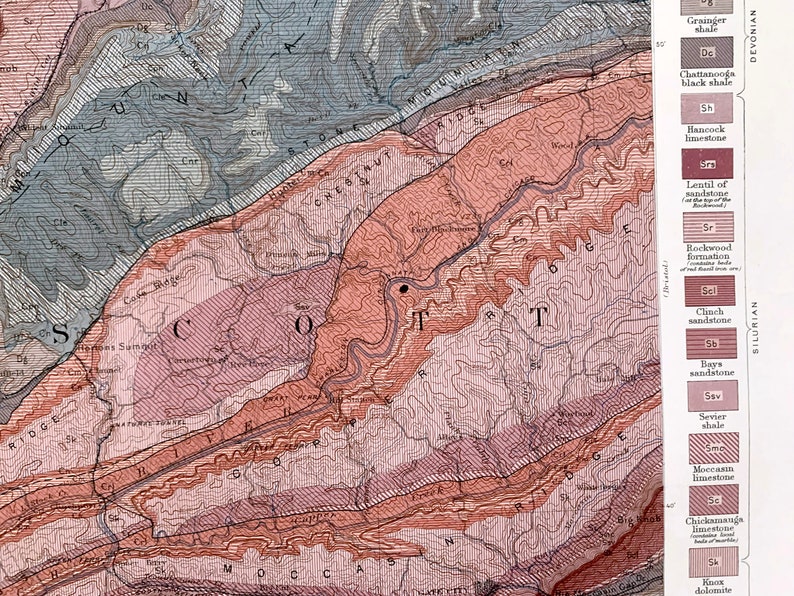 Puede incluir: Un mapa geol&oacute;gico de los Montes Apalaches en Tennessee, que muestra las diferentes formaciones rocosas y sus edades. El mapa est&aacute; codificado por colores, con diferentes colores que representan diferentes tipos de rocas. El mapa tambi&eacute;n incluye los nombres de las diferentes formaciones y sus edades.