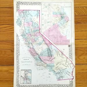 Puede incluir: Mapa antiguo de California con cartografía detallada, con tonos rosas, azules y verdes. El mapa incluye el texto "State Map of the California" y un mapa más pequeño de la bahía de San Francisco. El mapa está enmarcado con un borde ornamentado.
