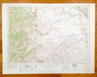 Puede incluir: Un mapa vintage de Cody, Wyoming, con un esquema detallado de la topografía, las carreteras y las vías fluviales de la zona. El mapa está impreso sobre un fondo blanco con líneas negras y texto. El mapa está titulado "Cody" en la esquina superior derecha y "WESTERN UNITED STATES SERIES 1:250,000" en la esquina superior izquierda.