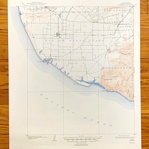 Może przedstawiać: Antyczna mapa obszarów Santa Clara del Norte, Rio de Santa Clara, Calleguas i Guadalasca w Kalifornii. Mapa jest wydrukowana niebieskim i brązowym atramentem na białym papierze i pokazuje nazwy miast, rzek i innych cech geograficznych.