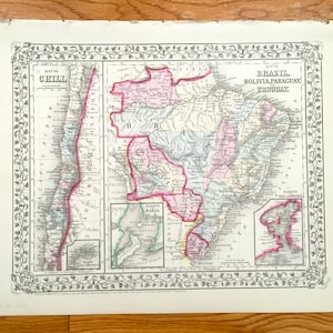 Może przedstawiać: Antyczna mapa Ameryki Południowej, przedstawiająca kraje Brazylii, Boliwii, Paragwaju i Urugwaju. Mapa jest wydrukowana w czerni i bieli z kolorowymi obramowaniami i tekstem. Mapa jest oprawiona w ozdobną ramkę.