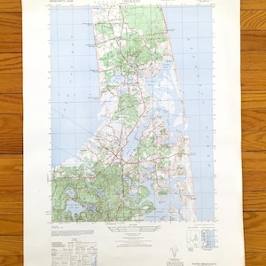 Può includere: Una mappa topografica vintage di Orleans, Massachusetts, con linee di contorno, strade e corpi idrici dettagliati. La mappa, intitolata "Orleans", è stampata su carta invecchiata. La scala è 1:25.000.