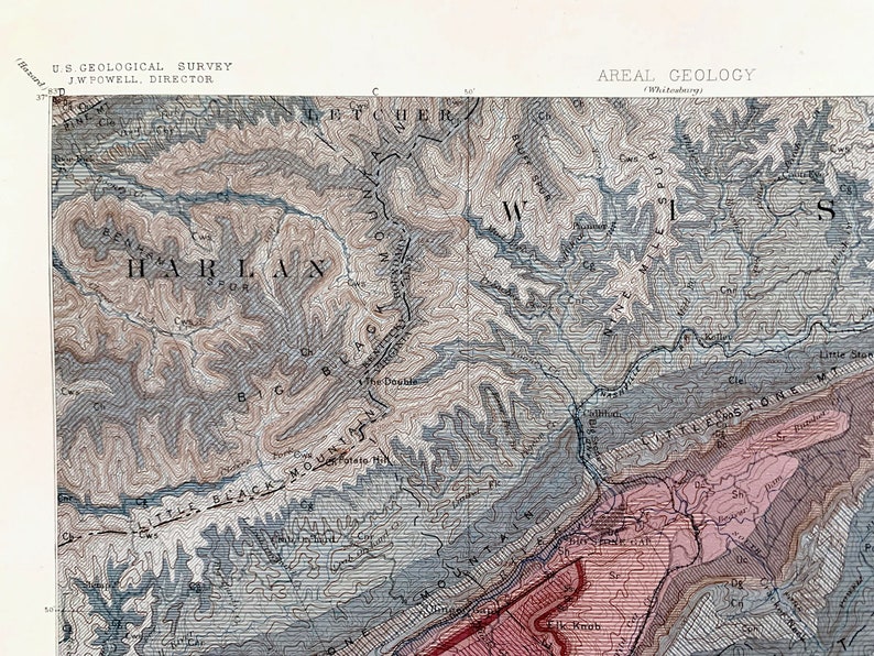 Puede incluir: Un mapa topogr&aacute;fico en blanco y negro del &aacute;rea de Harlan, Kentucky. El mapa muestra la ubicaci&oacute;n de monta&ntilde;as, r&iacute;os y otras caracter&iacute;sticas geogr&aacute;ficas. El mapa est&aacute; titulado "U.S. Geological Survey" y "Areal Geology".