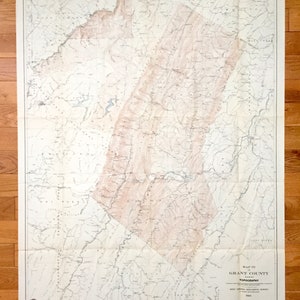 Könnte beinhalten: Eine Vintage-Karte von Grant County, West Virginia, die die Topographie zeigt. Die Karte ist auf cremefarbenem Papier gedruckt und zeigt braune Linien und Text.
