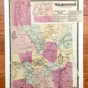 Könnte beinhalten: Eine Vintage-Karte von Wilmington mit Distrikteinteilungen und dem Text "Wilmington Business Directory". Die Karte verwendet Rosa-, Gelb- und Grüntöne, mit schwarzen Linien, die die Distrikte abgrenzen. Die Karte ist auf einem weißen Hintergrund dargestellt.