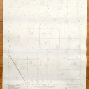 Peut inclure: Une carte topographique en noir et blanc de la région de Cockrell, Texas. La carte montre les courbes de niveau, les routes et les éléments aquatiques. La carte est intitulée "Cockrell, TX" et date de 1953.