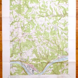 Könnte beinhalten: Eine alte topografische Karte des Gebiets Melvindale, PA. Die Karte zeigt den Ohio River, die Stadt Melvindale und die umliegenden Städte. Die Karte ist in Grün, Braun und Schwarz gedruckt.