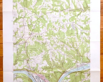 Könnte beinhalten: Eine alte topografische Karte des Gebiets Melvindale, PA. Die Karte zeigt den Ohio River, die Stadt Melvindale und die umliegenden Städte. Die Karte ist in Grün, Braun und Schwarz gedruckt.