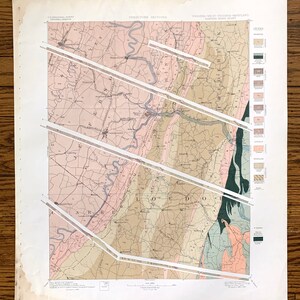 Puede incluir: Un mapa geológico vintage de Virginia, Virginia Occidental y Maryland, que muestra las secciones de estructura del área. El mapa está dividido en secciones con diferentes colores y patrones, que representan diferentes formaciones geológicas. El mapa incluye una leyenda con descripciones de las diferentes formaciones.