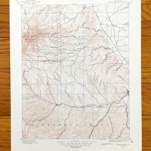 Peut inclure: Une carte topographique vintage du Quadrangle des Pics Espagnols dans le Colorado. La carte montre la zone autour de Maxwell, Colorado, avec des lignes de niveau, des rivières et d'autres caractéristiques géographiques. La carte est imprimée sur papier et a un schéma de couleurs brun et blanc.