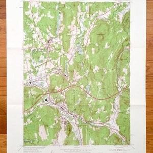 Puede incluir: Un mapa topográfico vintage de Palmer, Massachusetts, que muestra carreteras, ríos y curvas de nivel. El mapa está impreso en papel blanco con líneas y texto verdes y marrones. El mapa está titulado "Palmer, Massachusetts" e incluye el texto "United States Department of the Interior Geological Survey" y "State of Massachusetts Department of Public Works".