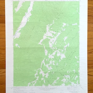 Puede incluir: Un mapa topográfico del Parque Estatal Lost River en Virginia Occidental, que muestra el terreno con curvas de nivel, ríos y zonas boscosas. El mapa está impreso en tonos verdes y blancos, con texto que indica el nombre del parque y el Departamento del Interior de EE. UU.