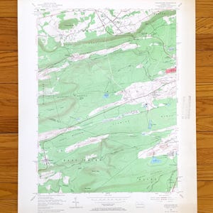 Puede incluir: Un mapa topográfico antiguo con tonos verdes, blancos y azules. El mapa presenta curvas de nivel, carreteras y nombres de lugares, incluyendo "East Union" y "Little Mountain". El mapa está impreso en papel envejecido.