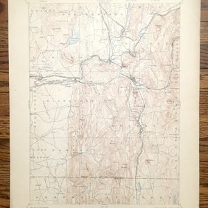 Puede incluir: Un mapa vintage de la zona de Palmer, Massachusetts. El mapa muestra las ciudades de Granby, Belchertown, Ludlow, Wilbraham, Monson, Longmeadow y Somers. El mapa está impreso en papel color crema con líneas marrones y azules.