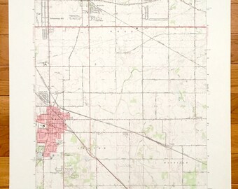 Op de afbeelding: Een vintage topografische kaart van Crown Point, Indiana, die de indeling van de stad, de wegen en de omliggende gebieden laat zien. De kaart is gedrukt op een witte achtergrond met zwarte lijnen en tekst. De kaart bevat de tekst "Crown Point Quadrangle, Indiana-Lake Co. 15 Minute Series (Topographic)".