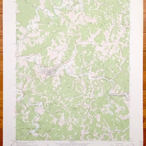 Może przedstawiać: Antyczna mapa topograficzna Glenville w Wirginii Zachodniej, przedstawiająca teren, rzeki i drogi w tym obszarze. Mapa jest wydrukowana na papierze i ma zielono-białą kolorystykę.