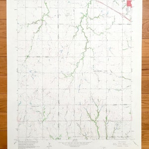 Puede incluir: Un mapa topográfico antiguo del área de Oklahoma City, con líneas de contorno detalladas, sistemas fluviales verdes y el texto "Oklahoma City". El mapa está impreso en papel envejecido e incluye el texto "Geography Department Map Library."