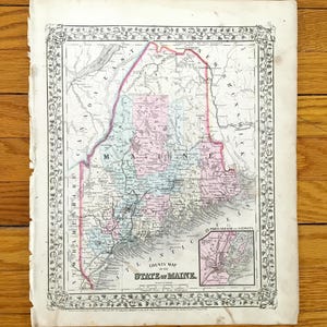 Könnte beinhalten: Antike County Map des Bundesstaates Maine, mit detaillierter Darstellung der Landkreise und geografischen Merkmale. Die Karte ist mit einem verzierten Rahmen versehen und enthält eine kleinere inset Karte von Portland und Umgebung.