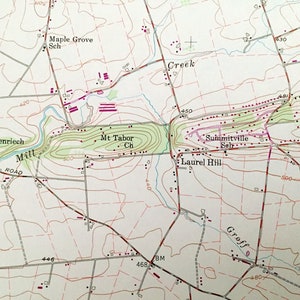 Op de afbeelding: Een vintage kaart met rode, bruine en groene lijnen die de topografie van een landelijk gebied tonen. De kaart bevat de namen van plaatsen zoals "Mt Tabor", "Summitville", "Laurel Hill" en "Groff".
