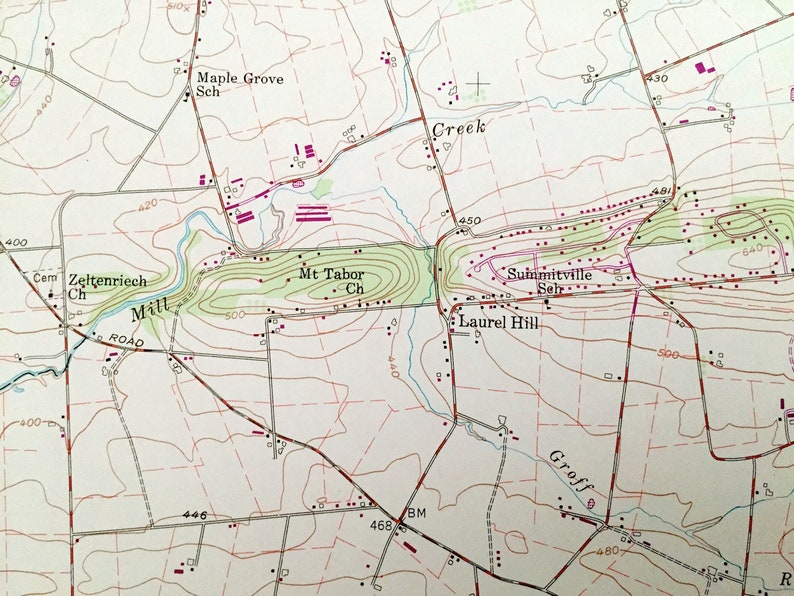 Op de afbeelding: Een vintage kaart met rode, bruine en groene lijnen die de topografie van een landelijk gebied tonen. De kaart bevat de namen van plaatsen zoals "Mt Tabor", "Summitville", "Laurel Hill" en "Groff".