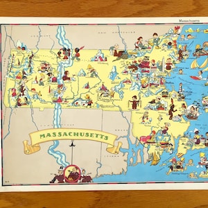 Può includere: Una mappa vintage di cartoni animati del Massachusetts con sfondo giallo e acqua blu. La mappa è piena di piccoli personaggi e animali dei cartoni animati che rappresentano diverse città e paesi. Il testo "MASSACHUSETTS" è scritto su uno striscione nella parte superiore della mappa.