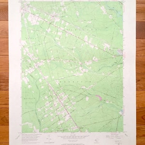 Puede incluir: Un mapa topográfico vintage de Weymouth, Massachusetts, que muestra las carreteras, los ríos y los bosques que rodean la ciudad. El mapa está impreso en tinta verde, marrón y negra sobre papel blanco. El mapa está titulado "Weymouth, Massachusetts" e incluye el texto "7.5 Minute Series (Topographic)".