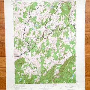 Puede incluir: Un mapa topográfico vintage del cuadrante de Hopewell Junction en Nueva York. El mapa está impreso en papel y muestra el terreno, las carreteras y las vías fluviales de la zona. El mapa está en verde, marrón y negro.