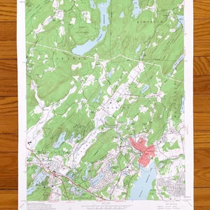 Może przedstawiać: Mapa topograficzna Boonton Quadrangle, z zielonym cieniowaniem dla wzgórz i gór, niebieskim dla zbiorników wodnych i czerwonym dla obszarów miejskich. Mapa zawiera tekst wskazujący Departament Spraw Wewnętrznych Stanów Zjednoczonych i Służbę Geologiczną.
