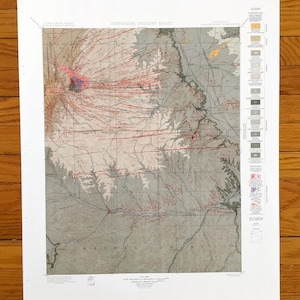 Peut inclure: Une carte géologique historique de la région de Maxwell Grant au Nouveau-Mexique. La carte montre les formations géologiques et les caractéristiques de la région, y compris l'emplacement de Maxwell Grant, une grande concession foncière qui a été accordée à la famille Maxwell dans les années 1840. La carte comprend également une légende qui explique les différents symboles géologiques utilisés sur la carte.