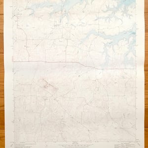 Peut inclure: Une carte topographique en noir et blanc de la région de Bryan Mill, au Texas. La carte montre l'emplacement des routes, des rivières et d'autres caractéristiques géographiques. La carte est intitulée "Bryan Mill, Tex."