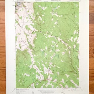 Puede incluir: Un mapa topográfico vintage de Savoy, Massachusetts, que muestra el terreno y las características del área. El mapa está impreso en verde y negro e incluye líneas de contorno, ríos, carreteras y otros detalles.