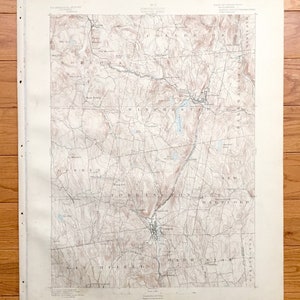 Könnte beinhalten: Eine antike topografische Karte der Gegend von Winsted, Connecticut. Die Karte zeigt die Städte Winsted, New Hartford, Torrington und Litchfield. Die Karte ist in Schwarzweiß mit braunen Höhenlinien gedruckt.