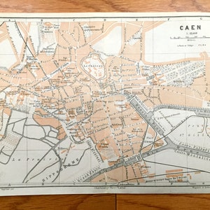 Mapa antigo de Caen, França, 1909, do Baedekers Guide Atlas - departamento de Calvados, Normandia, Castelo de Caen, Guilherme, o Conquistador, Hipódromo