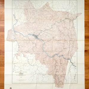 Puede incluir: Un mapa vintage del condado de Kanawha, Virginia Occidental, que muestra la topografía. El mapa está impreso en papel color crema y presenta un contorno detallado del condado con ríos y arroyos.