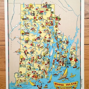 Pode incluir: Um mapa ilustrado vintage de Rhode Island com um estilo de desenho animado. O mapa mostra várias cidades e vilas em todo o estado, incluindo Providence, Newport e Pawtucket. O mapa é rodeado por uma borda azul e inclui o texto "Rhode Island Little Rhody".