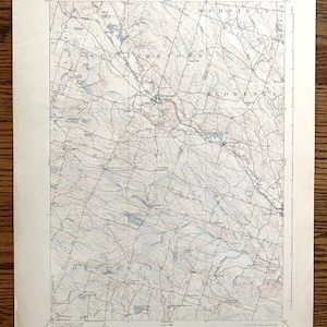 Puede incluir: Un mapa topográfico vintage del estado de Nueva York, que muestra el área alrededor de Williamstown, Florence, Camden y Constantia. El mapa está impreso en papel color crema y presenta líneas de contorno marrones, características de agua azules y etiquetas de texto negras.