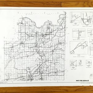 Pode incluir: Um mapa a preto e branco de um condado, com detalhes rodoviários e geográficos. O mapa inclui mapas menores e o texto "NOT FOR RESALE". O mapa está sobre um fundo branco.