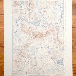 Könnte beinhalten: Eine alte topografische Karte des Grand Falls-Gebiets in Maine. Die Karte zeigt die Lage von Bergen, Flüssen, Seen und Straßen. Die Karte ist auf Papier gedruckt und hat eine hellbraune Farbe.