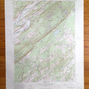 以下が含まれることがあります： プラッテキル、ニューヨークの地形図のヴィンテージ版。地形、川、湖が示されています。クリーム色の紙に印刷されており、標高線、道路、地名などの詳細が含まれています。