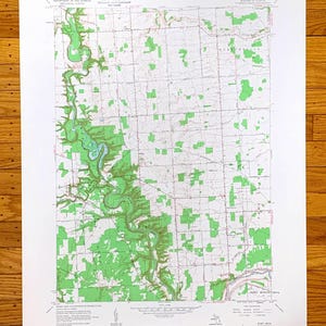 Op de afbeelding: Een vintage topografische kaart van het gebied van Fort Gibson, Oklahoma. De kaart is gedrukt op wit papier met groene en rode lijnen en tekst. De kaart toont de locatie van wegen, rivieren en andere kenmerken. De kaart is getiteld "Fort Gibson, Oklahoma" en is gedateerd "1958".