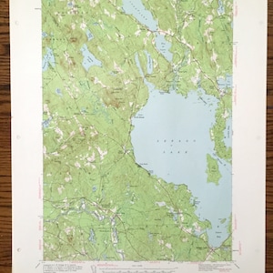 Könnte beinhalten: Eine alte topografische Karte des Sebago Lake in Maine, herausgegeben vom United States Army Corps of Engineers. Die Karte zeigt die Uferlinie des Sees, Inseln und das umliegende Gelände.