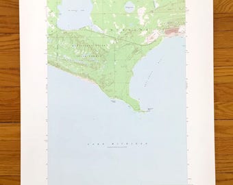 Puede incluir: Un mapa topográfico antiguo de la zona de Beal Creek Point, Michigan, con el lago Michigan. El mapa muestra la elevación del terreno en verde y el agua en azul, con nombres de lugares y curvas de nivel. El mapa está impreso en papel blanco.