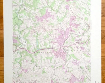 Könnte beinhalten: Eine Vintage-topografische Karte von Clinton, Pennsylvania, die die Umgebung mit grün und rosa schattiertem Relief zeigt. Die Karte enthält die Namen der nahegelegenen Städte, Flüsse und Straßen. Die Karte ist auf weißem Hintergrund gedruckt.