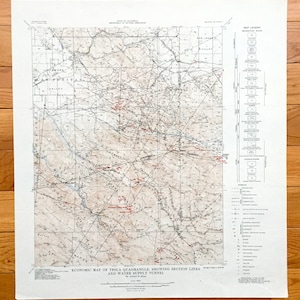 Könnte beinhalten: Eine Schwarzweißkarte des Tesla-Quadrats in Kalifornien, die Abschnittslinien und einen Wasserversorgungsstollen zeigt. Die Karte ist mit "Economic Map of Tesla Quadrangle, Showing Section Lines and Water Supply Tunnel" beschriftet.